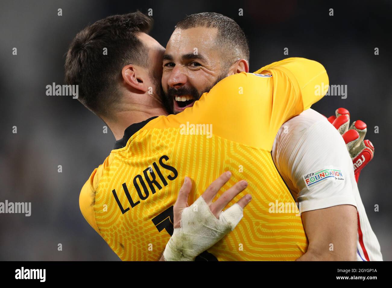 Torino, 7 ottobre 2021. Karim Benzema di Francia festeggia con il compagno di squadra Hugo Lloris dopo il fischio finale della partita della UEFA Nations League allo Stadio Juventus di Torino. Il credito d'immagine dovrebbe essere: Jonathan Moscrop / Sportimage Foto Stock