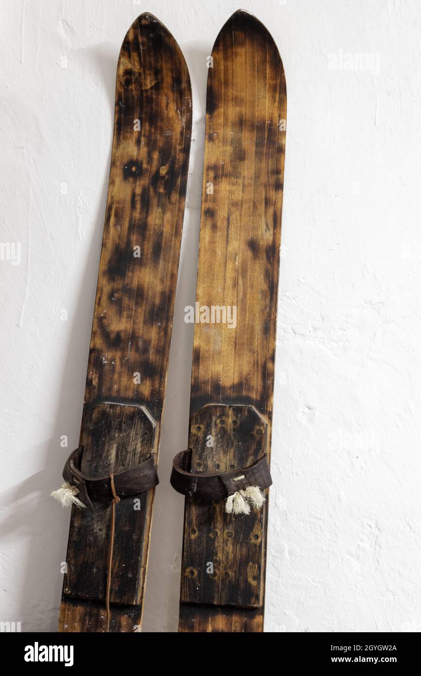 Sci d'epoca in legno immagini e fotografie stock ad alta risoluzione - Alamy