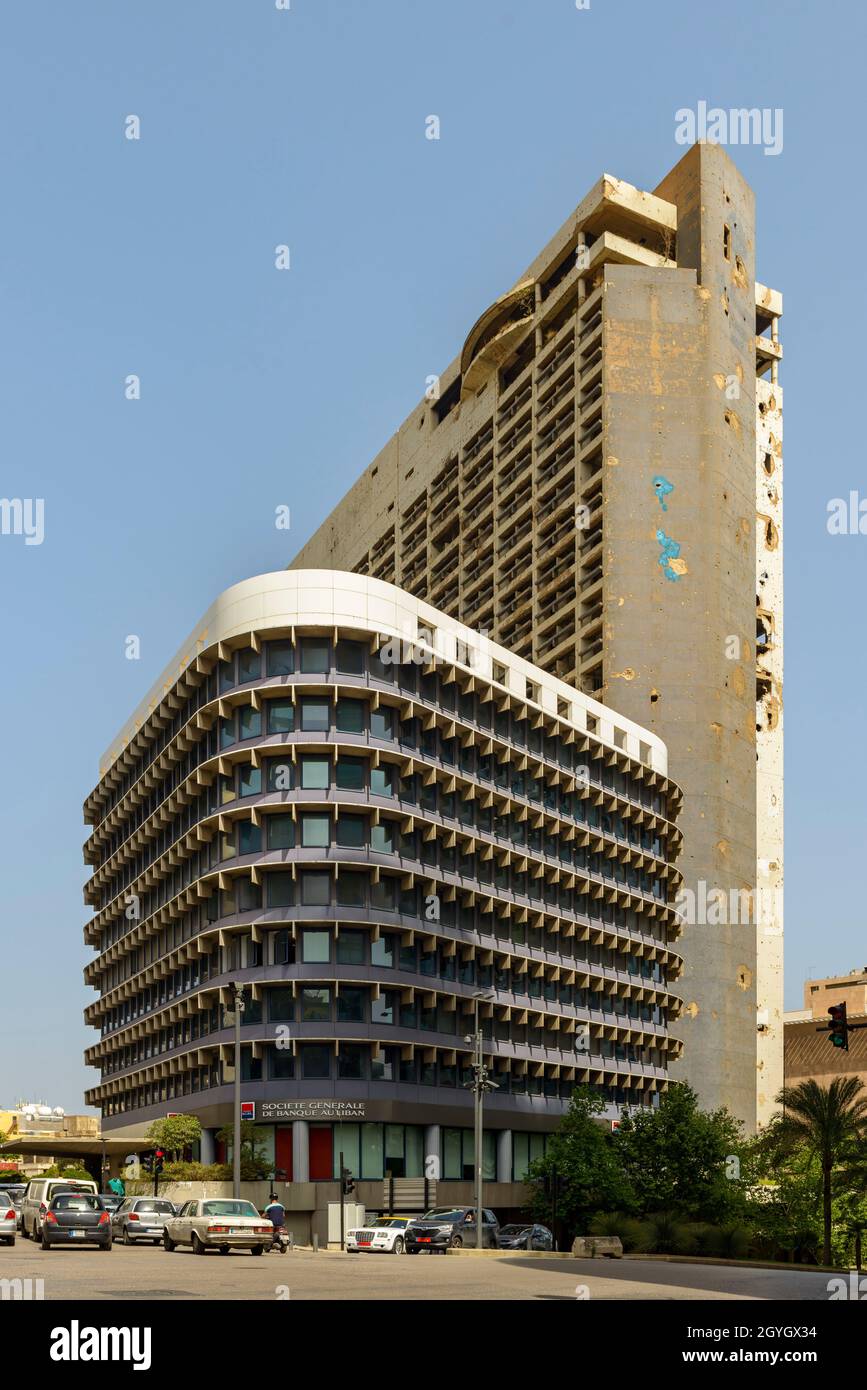 LIBANO, BEIRUT, CENTRO DI BEIRUT, SOCIETÀ GENERALE EDIFICIO BANCA IN LIBANO E VESTIGIA DELL'HOTEL HOLIDAY INN PIENO DI PROIETTILI Foto Stock