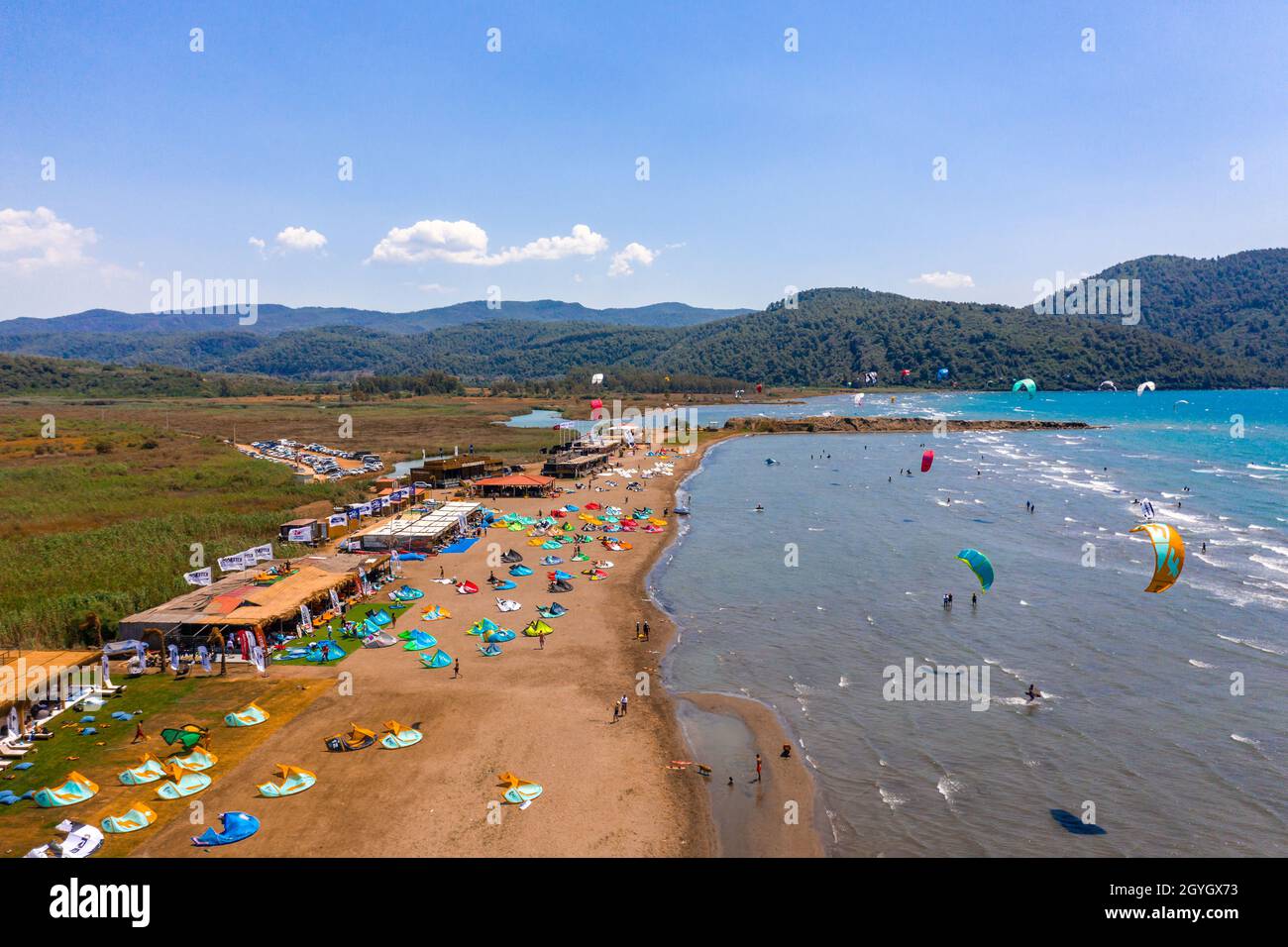 Provincia di Akyaka Mugla, Ula Turchia kite surf destinazione aerea vista sulle scuole di kitesurf, spiaggia il mare e fiume. Drone kiteboarding Foto Stock