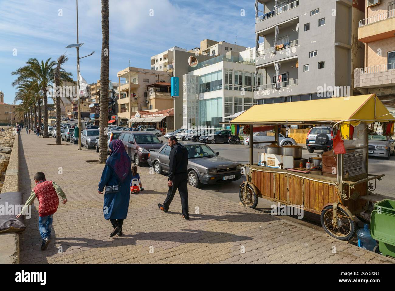 LIBANO, LIBANO MERIDIONALE, PNEUMATICO (SOUR), NABIH BERRI STREET, VENDITORE DI STRADA SULLA SPIAGGIA DI PNEUMATICO Foto Stock