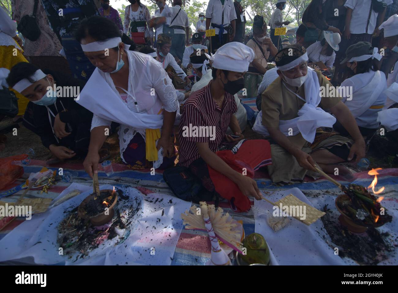 Palu, Sulawesi Centrale, Indonesia. 8 Ott 2021. Gli indù seguono la processione della cerimonia ngaben ngedet o la cremazione di massa al Tempio di Prajapati, Palu City, Sulawesi Centrale. Questo rituale include 36 sawos o corpi purificati, tra cui le vittime di Covid-19 che sono state precedentemente bruciate e sepolte per essere resuscitate in modo che i loro spiriti possono essere ben accolti in presenza di Ida Sang Hyang Widhi Wasa Credit: ADI Pranata/ZUMA Wire/Alamy Live News Foto Stock