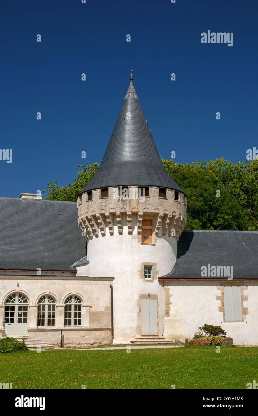 La torre del castello Javarzay in Chef-Bouton, Deux-Sevres (79), Nouvelle-Aquitaine regione, Francia. Costruito nel 1514 in stile rinascimentale, è a li Foto Stock