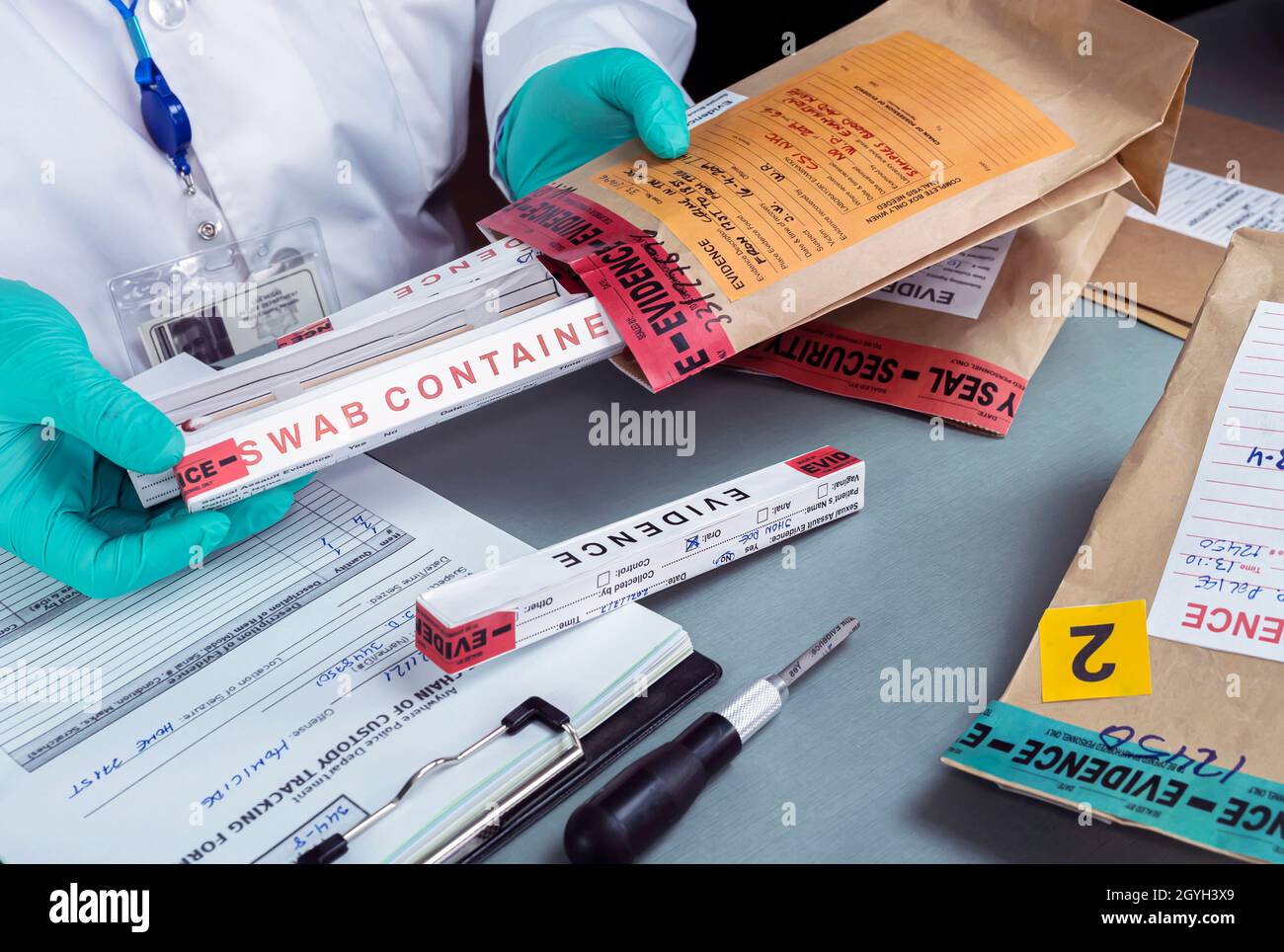 La polizia forense controlla i file contro le prove in laboratorio di criminalità, immagine concettuale Foto Stock