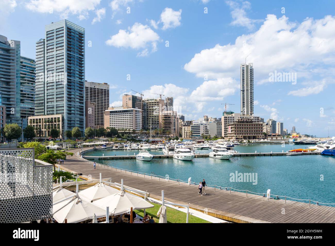 Skyline di Beirut da Saint George Bay, Zaitunay Bay, Beirut, Libano Foto Stock