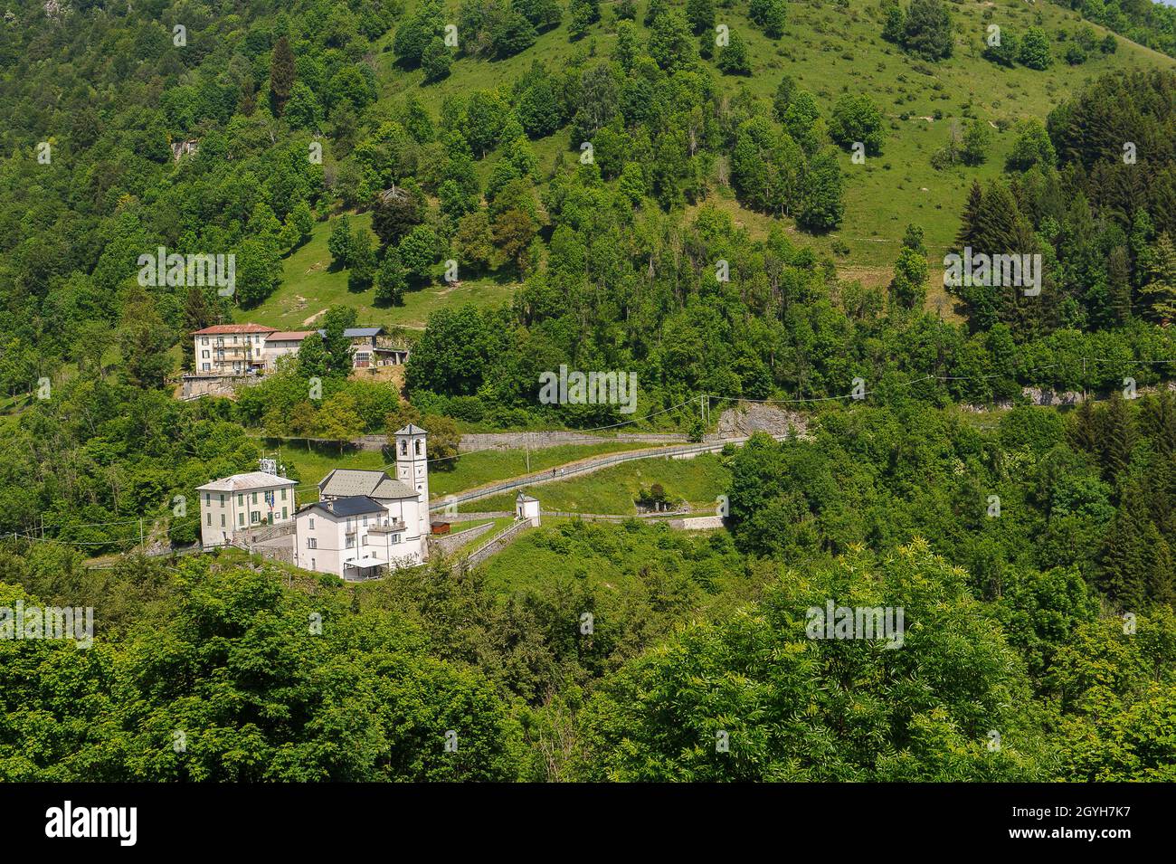 Europa, Italia, Lombardia, provincia di Lecco. Morterone, in Valsassina. Il museo d'arte contemporanea all'aperto ospita 38 opere di vario genere. Chiesa Beata Foto Stock