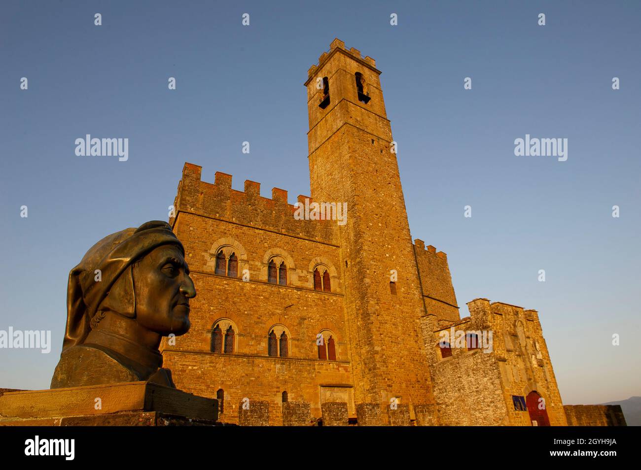 Europa, Italia, Toscana, Arezzo. Casentino, fortezza medievale di Poppi. Busto di bronzo di Dante Alighieri. Foto Stock