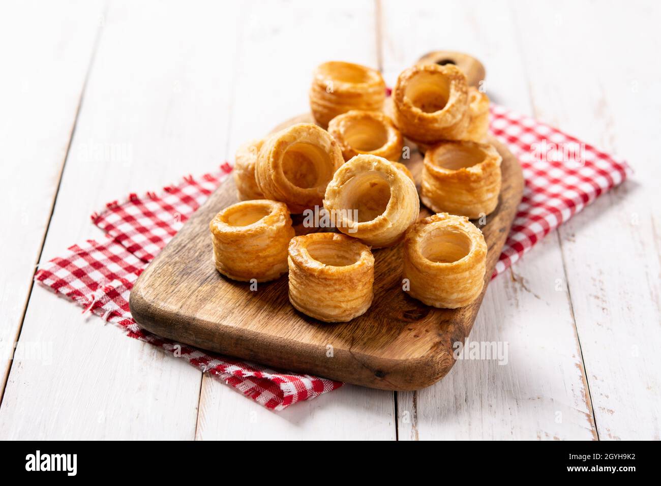 Tradizionale budino inglese dello Yorkshire isolato su sfondo bianco Foto Stock