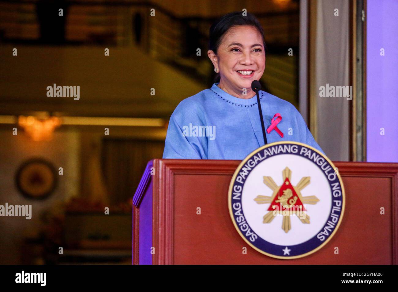 Quezon City, Metro Manila, Filippine. 8 ottobre 2021. Il Vice Presidente Leni Robredo annuncia la sua candidatura presidenziale per le elezioni nazionali del 2022. Dopo una decisione lungamente attesa, Leni Rodedo ha annunciato la sua offerta presidenziale che la ha portato ad un'altra competizione con il figlio del defunto dittatore Ferdinand Marcos che sta anche cercando di presidenza. Credit: Majority World CIC/Alamy Live News Foto Stock