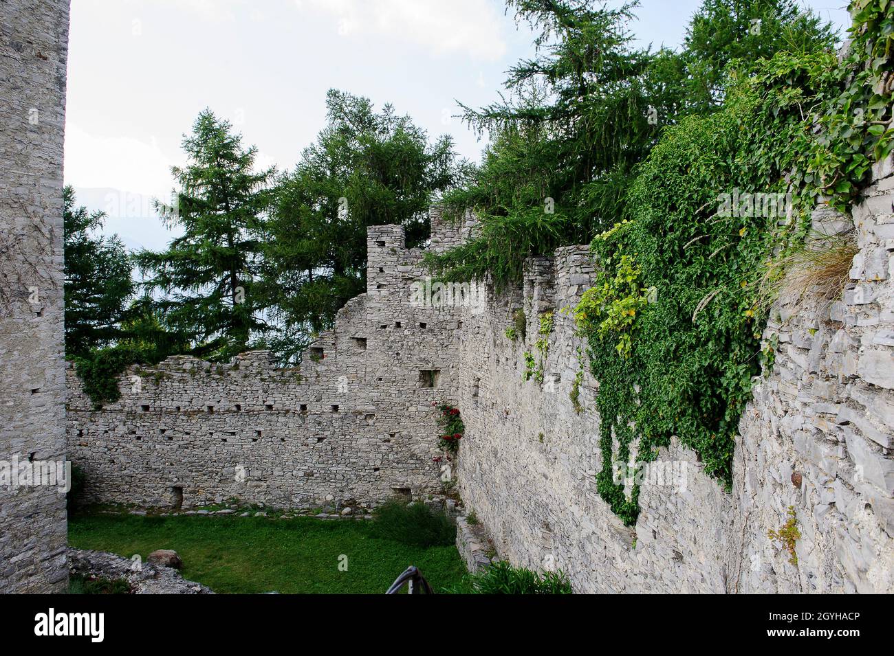 Europa, Italia, Lombardia, provincia di Lecco, Lago di Lario, Varenna, Castello di Vezio e i suoi fantasmi. Foto Stock
