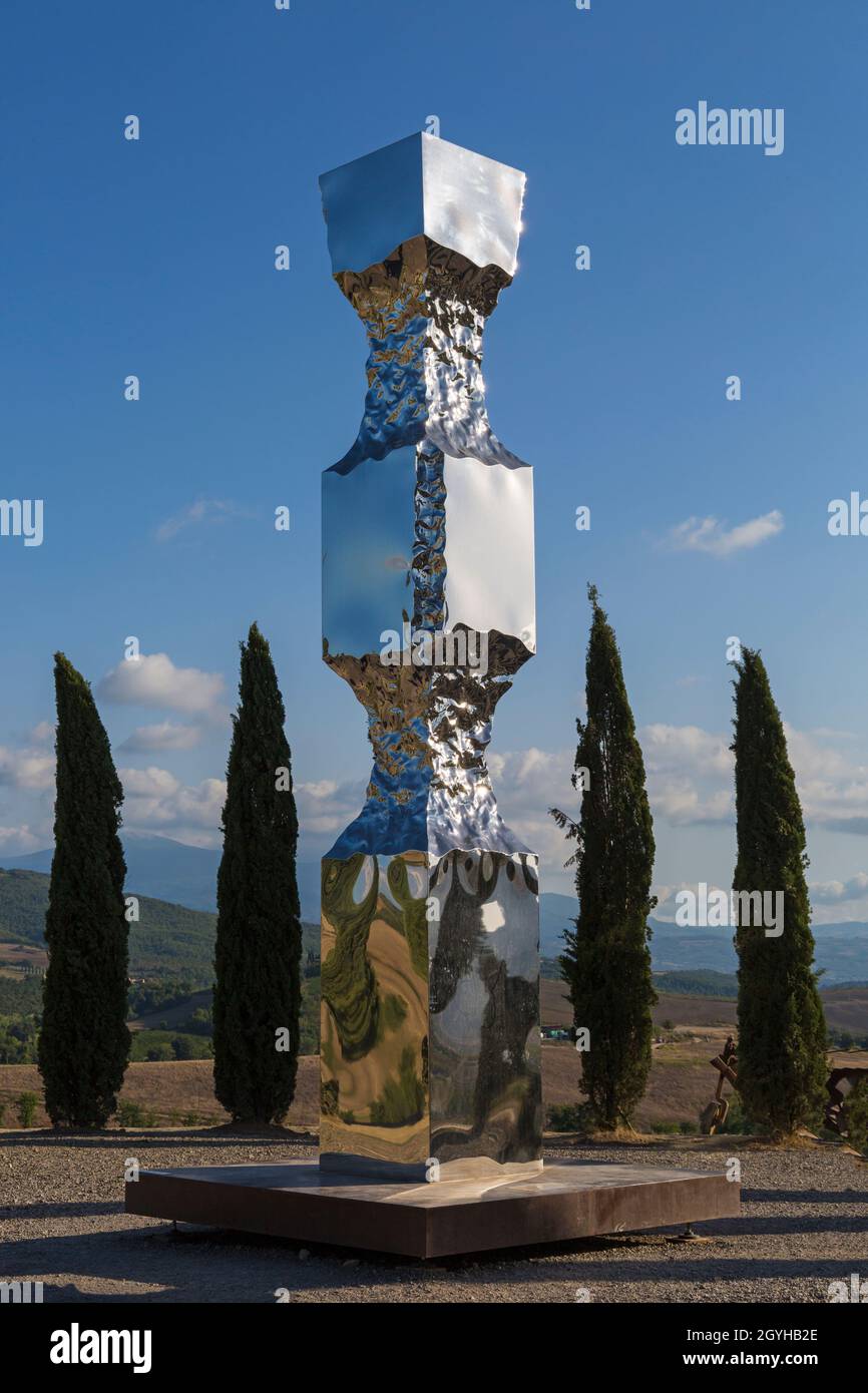 Colonna ionica di Helidon Xhixha tra i cipressi a i Cipressi di San Quirico d'Orcia, San Quirico d'Orcia, nei pressi di Pienza, Toscana, Italia nel mese di settembre Foto Stock