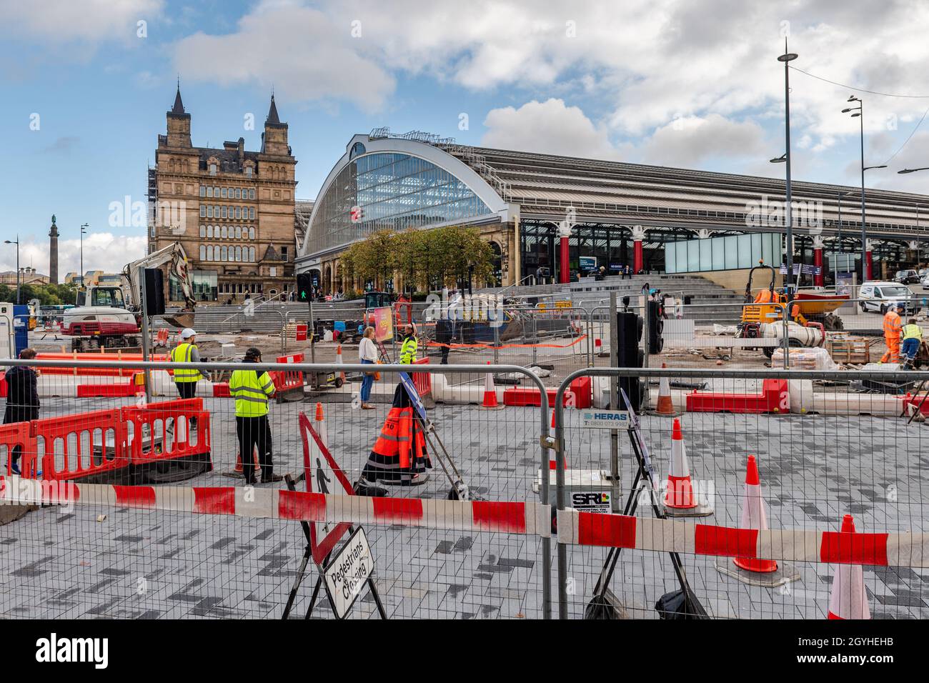 Stazione ferroviaria di Liverpool Lime Street con lavori stradali in corso, Liverpool, Merseyside, Regno Unito. Foto Stock