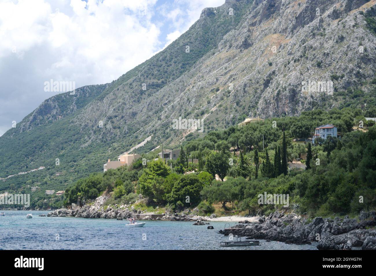 Grecia, isola di Corfù Montagne e mare al grazioso villaggio di Nissaki Vista d'aspetto paesaggistico con colline coperte di pino Foto Stock