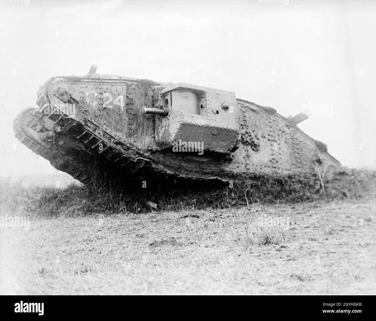 Una foto d'epoca circa il 1917 settembre di un carro armato Mark V britannico durante la Battaglia del Menin Road Ridge sul fronte occidentale nel saliente Ypres in Belgio la battaglia si è svolta tra il 20 e il 25 settembre 1917 Foto Stock