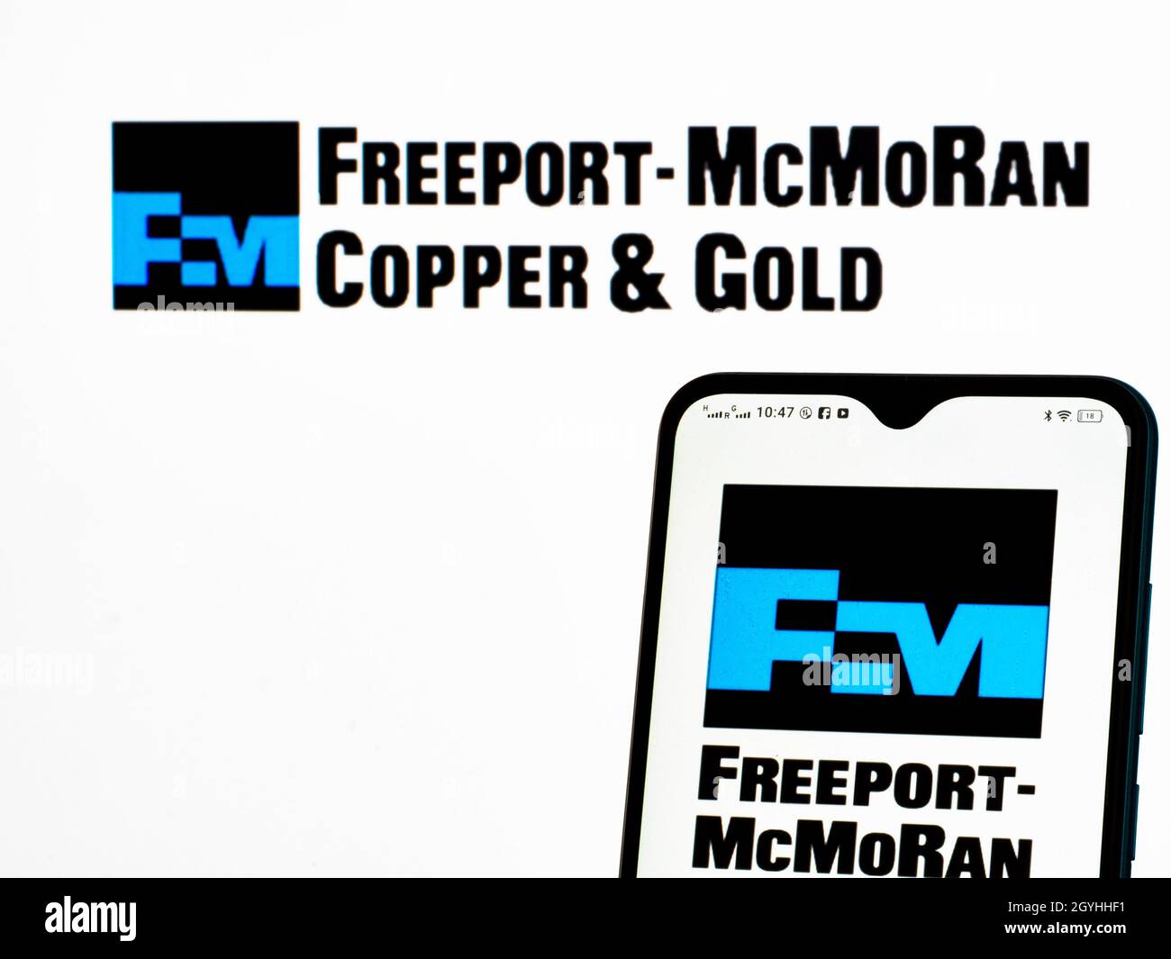 Ucraina. 08 ottobre 2021. In questa foto, il logo Freeport-McMoRan Copper & Gold Inc. È visualizzato su uno smartphone e sullo sfondo. (Foto di Igor Golovniov/SOPA Images/Sipa USA) Credit: Sipa USA/Alamy Live News Foto Stock