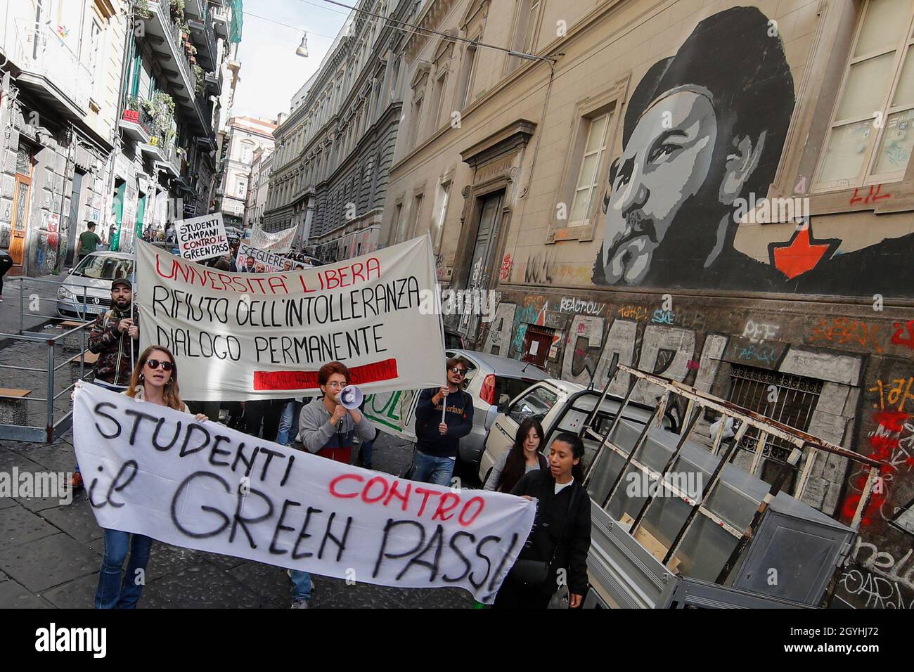 Napoli, Italia. 08 ottobre 2021. Studenti universitari della Facoltà Orientale Federico II di Napoli, protestano contro l'obbligo del green pass di seguire le lezioni in presenza ed entrare nella Facoltà credito: Agenzia indipendente Foto/Alamy Live News Foto Stock