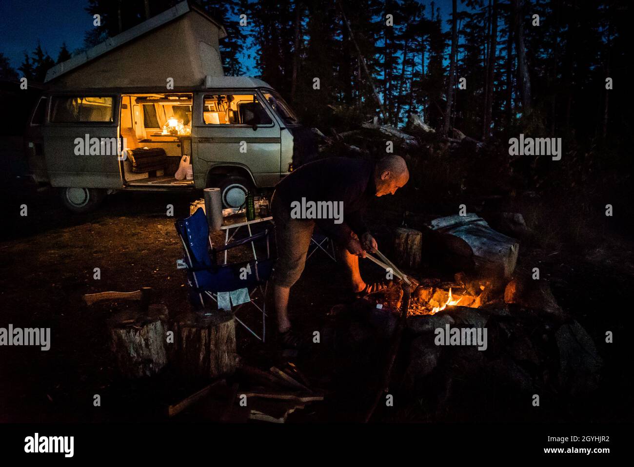 Campeggio in un van da camper VW Westfalia sull'isola di Vancouver British Columbia Canada Foto Stock