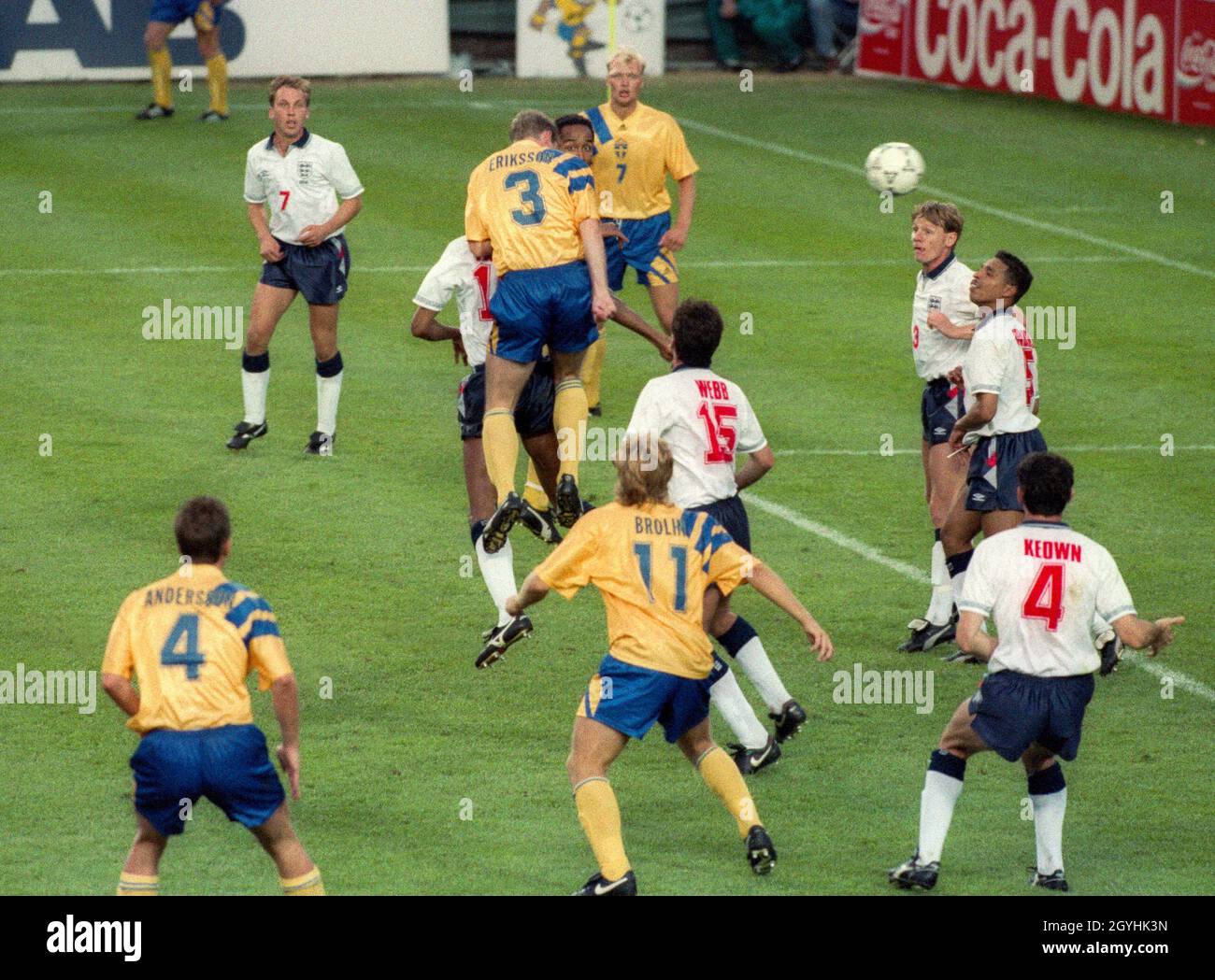 JAN ERIKSSON Sweden segna dietro una difesa inglese durante la gara EURO92 Svezia-Inghilterra 2-1 Foto Stock