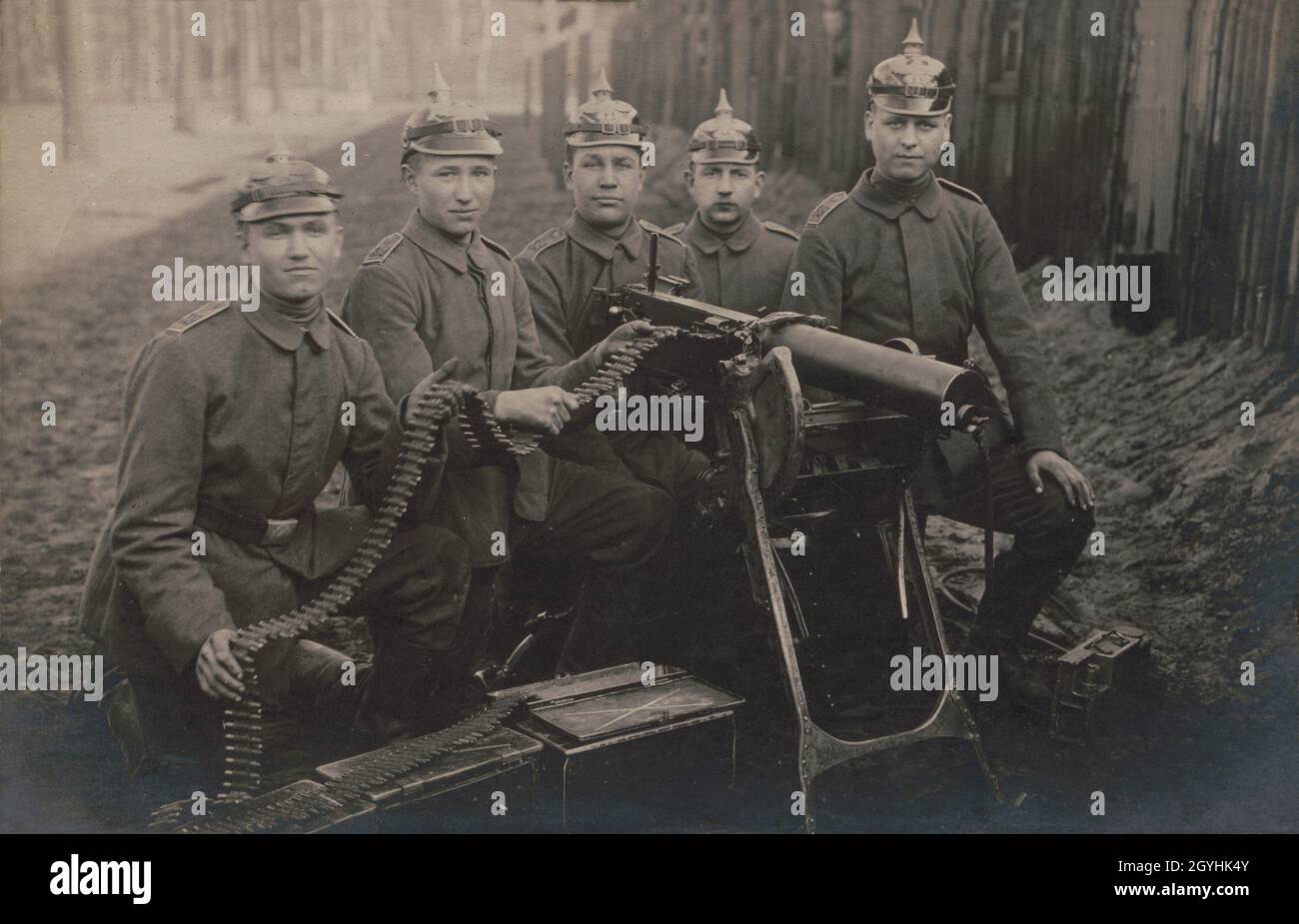 Una foto d'epoca di circa 1918 soldati tedeschi in posa con una mitragliatrice Maschinengewehr 08 che indossa caschi Pickelhaube o Pickelhelm a punta Foto Stock
