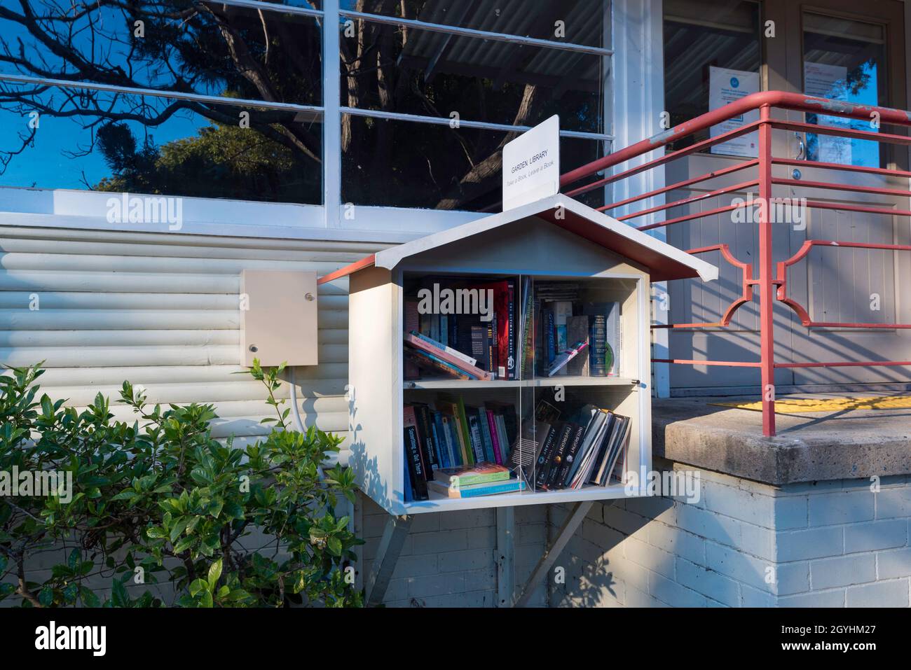 Un piccolo scambio di libri gratuito o mini biblioteca al Ku-ring-gai Art Center a Bancroft Park a Roseville, Sydney, nuovo Galles del Sud, Australia Foto Stock