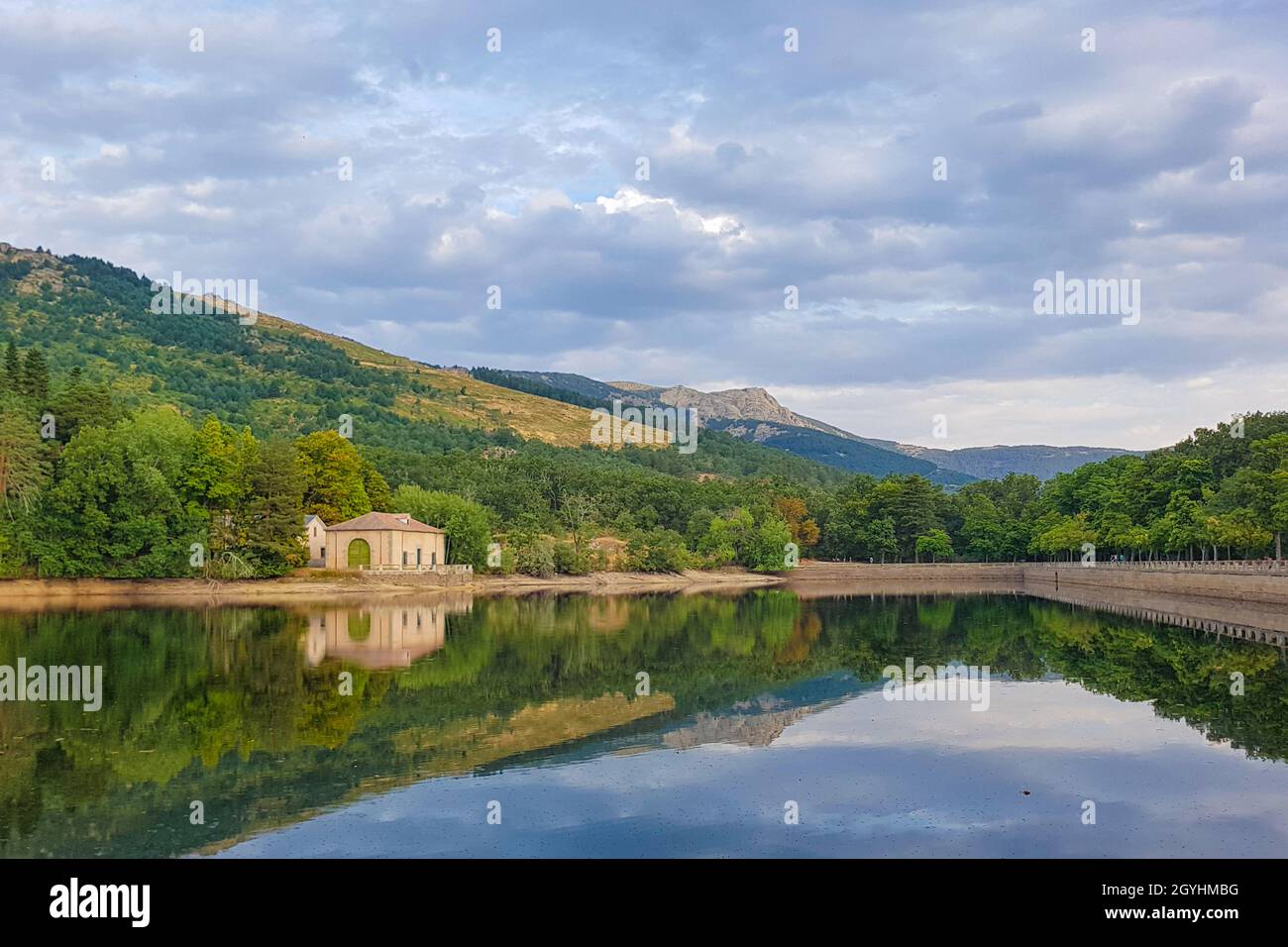 riflesso di una casa nel lago, con belle vedute delle montagne che si riflettono anche nel lago di questo parco incredibile Foto Stock