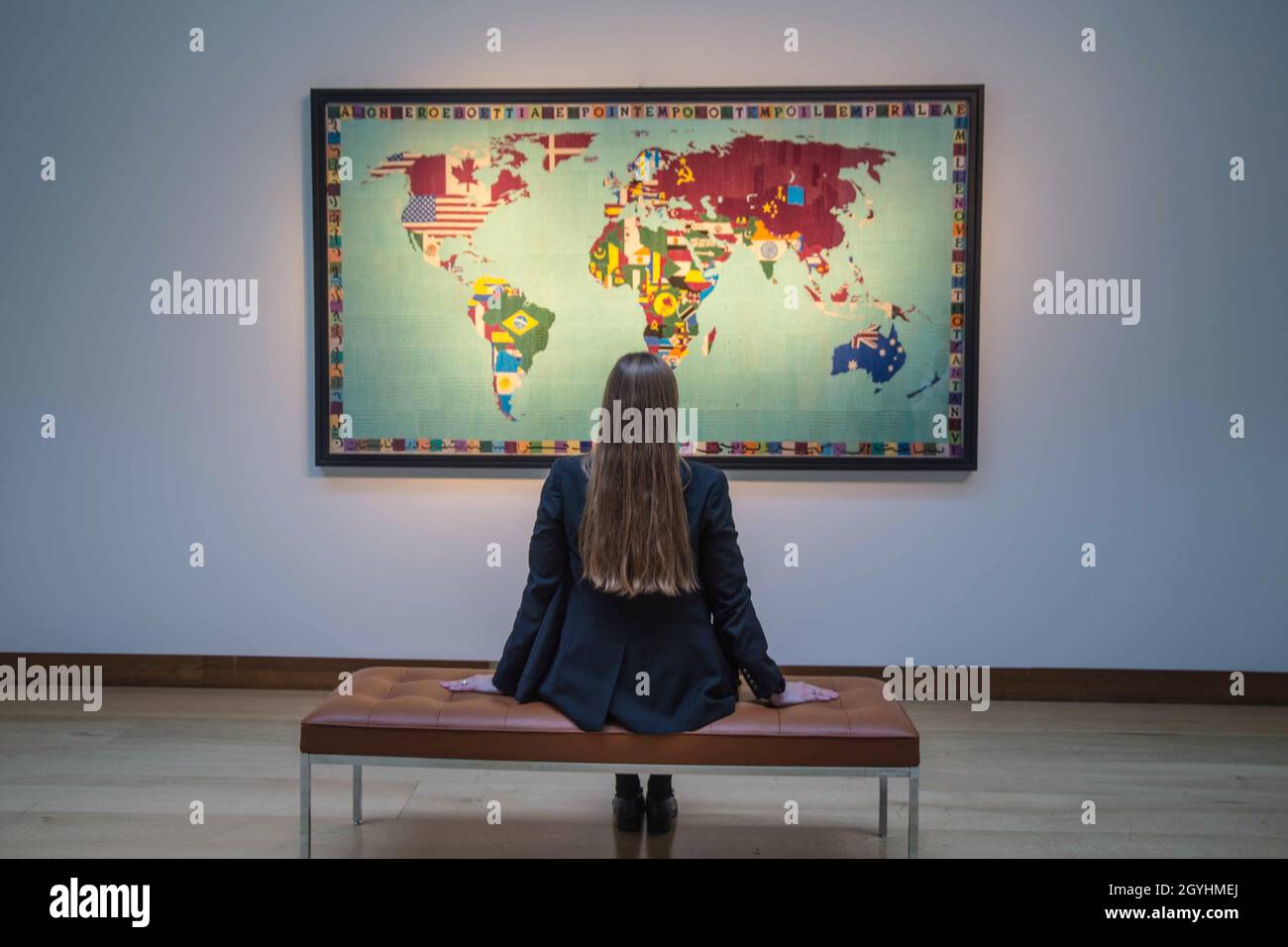 Londra, Regno Unito. 08 ottobre 2021. Christies 20th/21st Century : vendita serale con Thinking Italian Alighiero Boetti, Mappa, firmato, inscritto e datato 'alighiero e boetti a TAGUR-Afghisan 1989, Est £ 1,000,000-1,800,000 Credit: Paul Quezada-Neiman/Alamy Live News Foto Stock