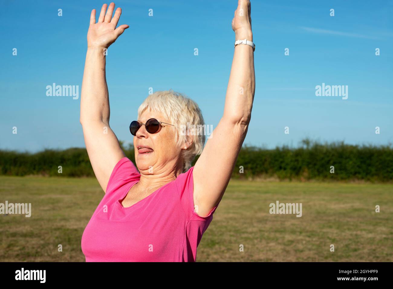 Donna anziana che si esercita all'aperto Foto Stock