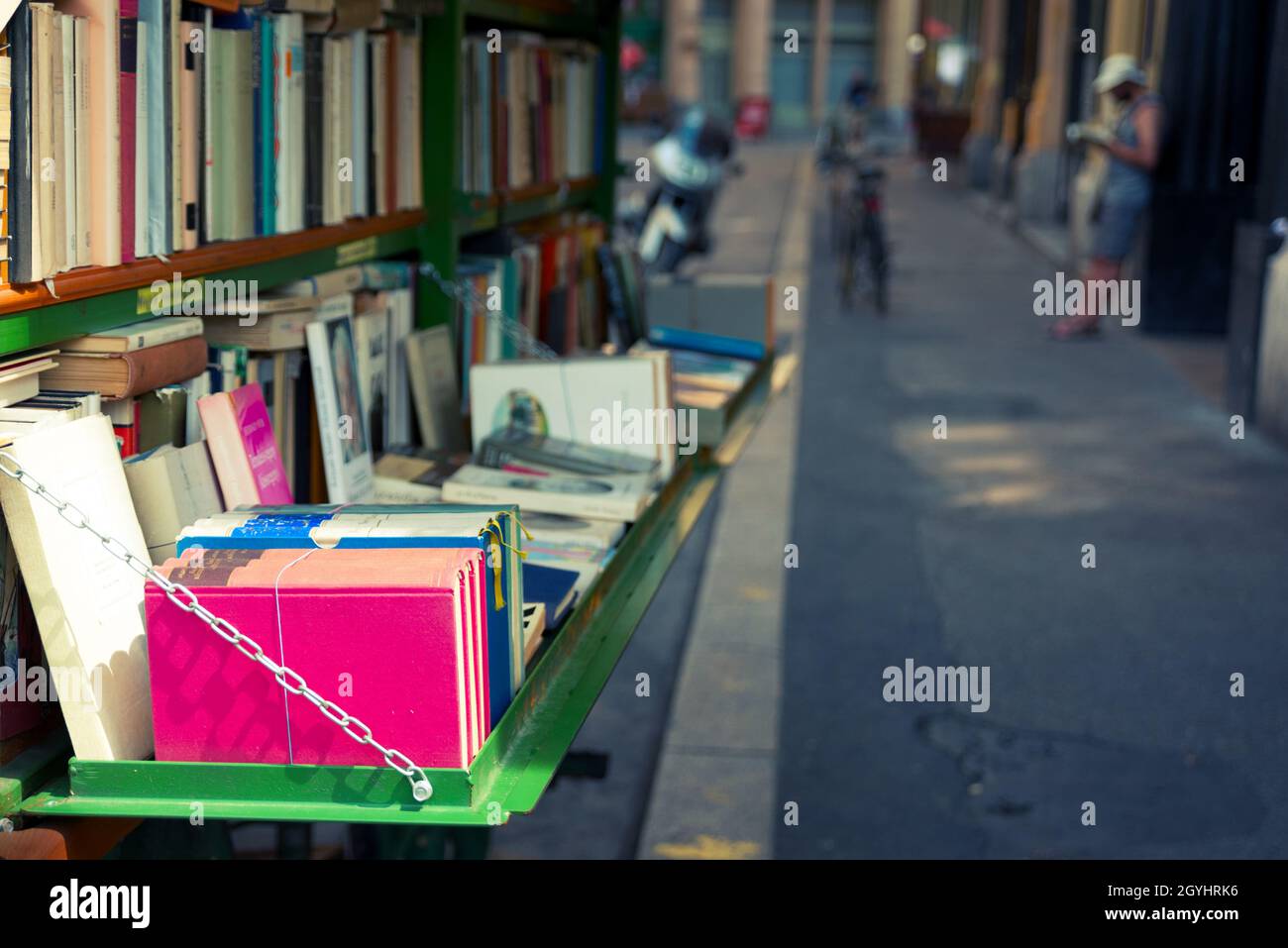 Libri usati nella bancarella di strada Foto Stock