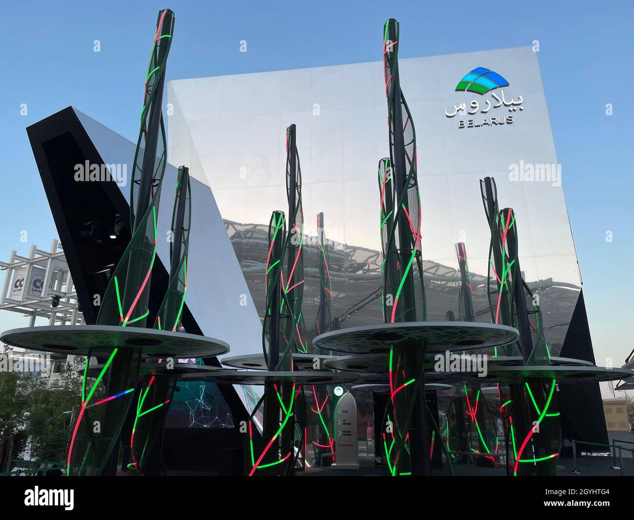 (211008) -- DUBAI, 8 ottobre 2021 (Xinhua) -- Foto scattata il 7 ottobre 2021 mostra il Padiglione Belarus dell'Expo 2020 Dubai a Dubai, negli Emirati Arabi Uniti. Dopo un ritardo di un anno dovuto alla pandemia COVID-19, l'attesissima Expo 2020 Dubai ha aperto le porte ai visitatori il 1 ottobre. (Xinhua/su Xiaopo) Foto Stock