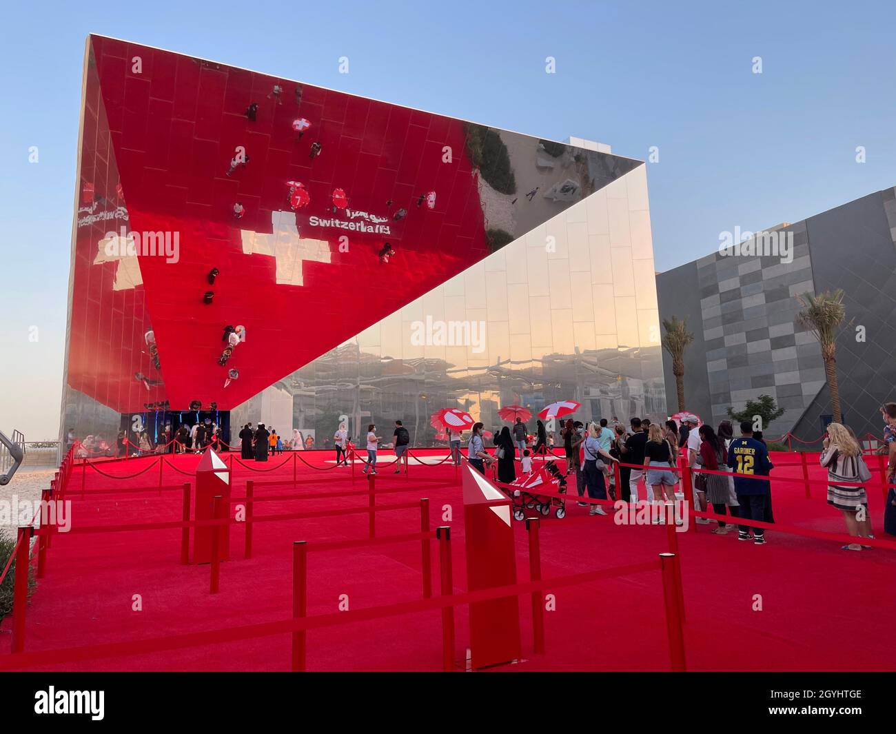(211008) -- DUBAI, 8 ottobre 2021 (Xinhua) -- Foto scattata il 7 ottobre 2021 mostra il Padiglione svizzero dell'Expo 2020 Dubai a Dubai, negli Emirati Arabi Uniti. Dopo un ritardo di un anno dovuto alla pandemia COVID-19, l'attesissima Expo 2020 Dubai ha aperto le porte ai visitatori il 1 ottobre. (Xinhua/su Xiaopo) Foto Stock