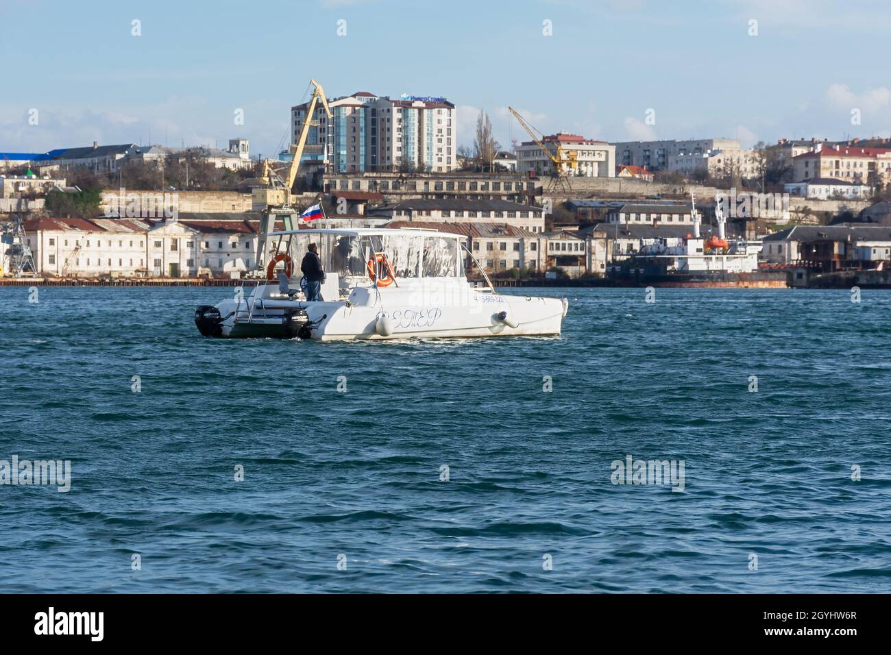 Sevastopol Crimea 30 novembre 2017. Imbarcazione da diporto con gente a Sevastopol Bay. L'argine centrale della città. Sole autunno caldo giorno. Bellissima Foto Stock