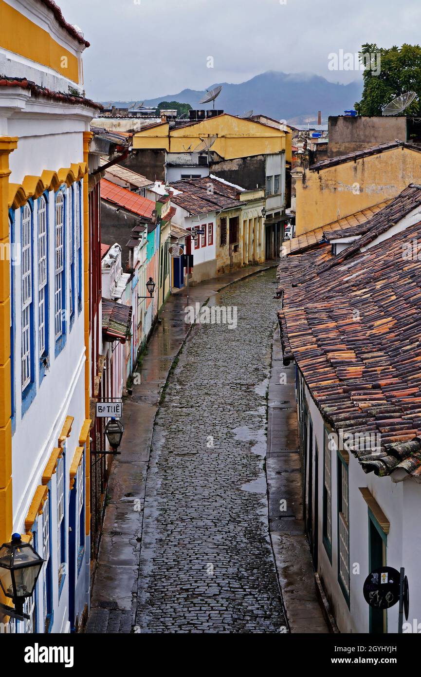 SAO JOAO DEL REI, MINAS GERAIS, BRASILE - 25 GENNAIO 2020: Strada tipica in giornata piovosa Foto Stock