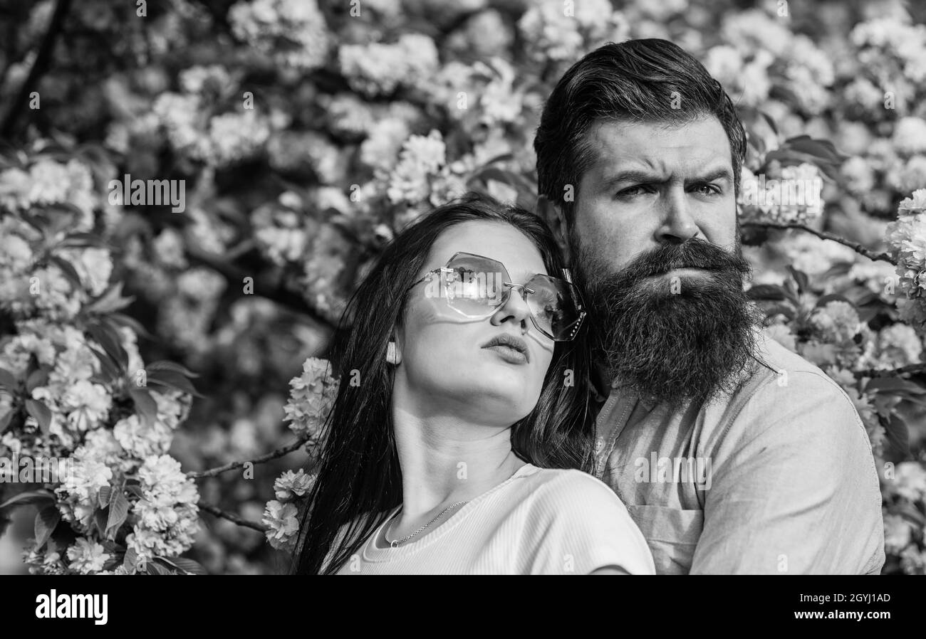 Fiori rosa di ciliegio. Uomo e donna innamorati. Coppia amorevole sotto rami fioritura giorno di primavera. Coppia godendo un momento in giardino fiorito Foto Stock