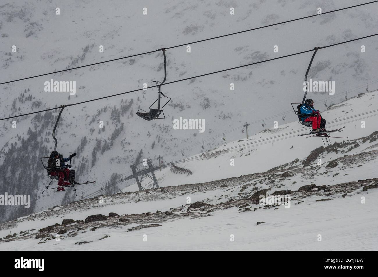 SOELDEN, AUSTRIA - GENNAIO 23 2012: Gli sciatori prendono la seggiovia fino alla montagna. Foto Stock