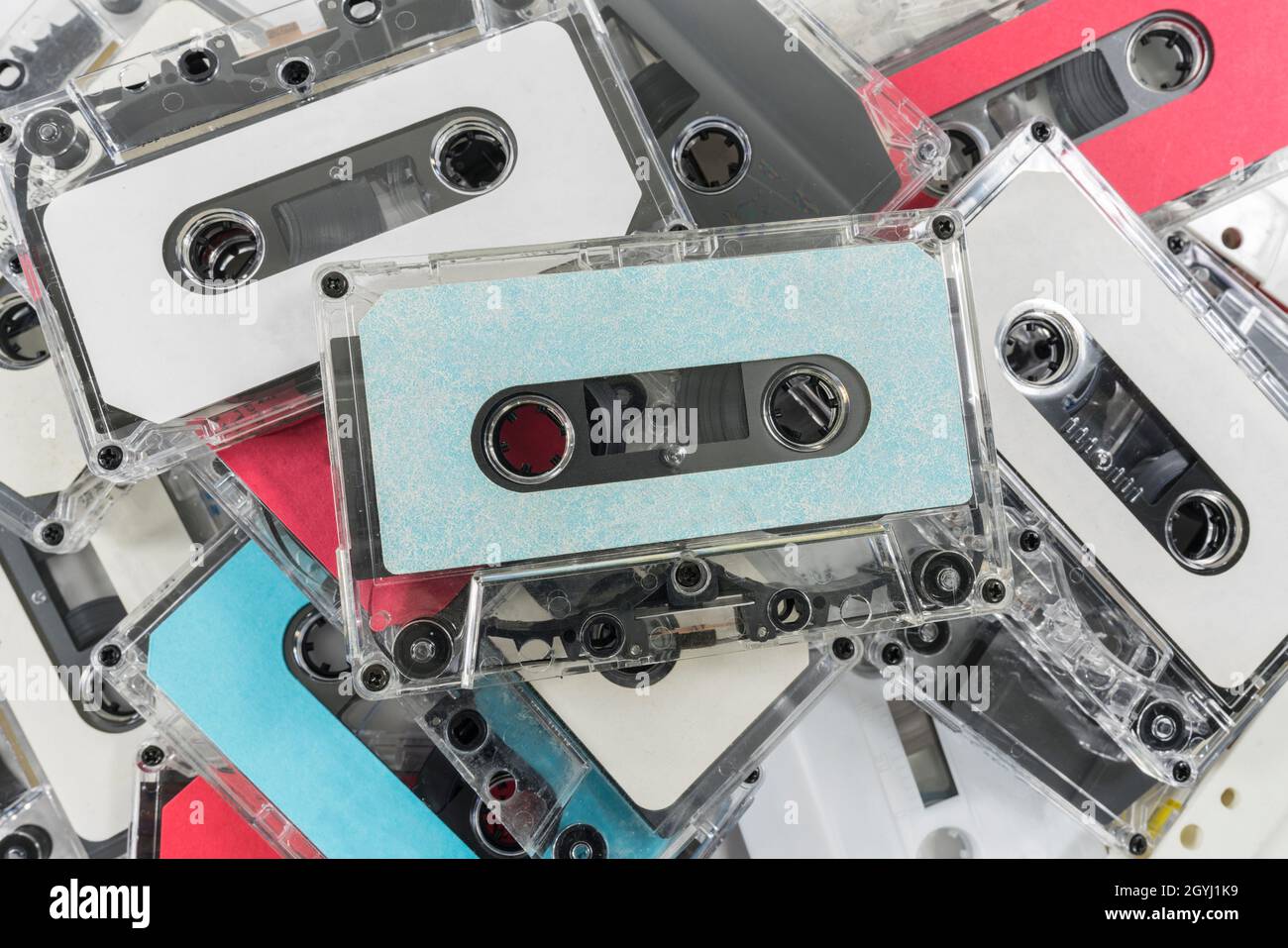 Pila di vecchie cassette di registrazione audio. Foto Stock