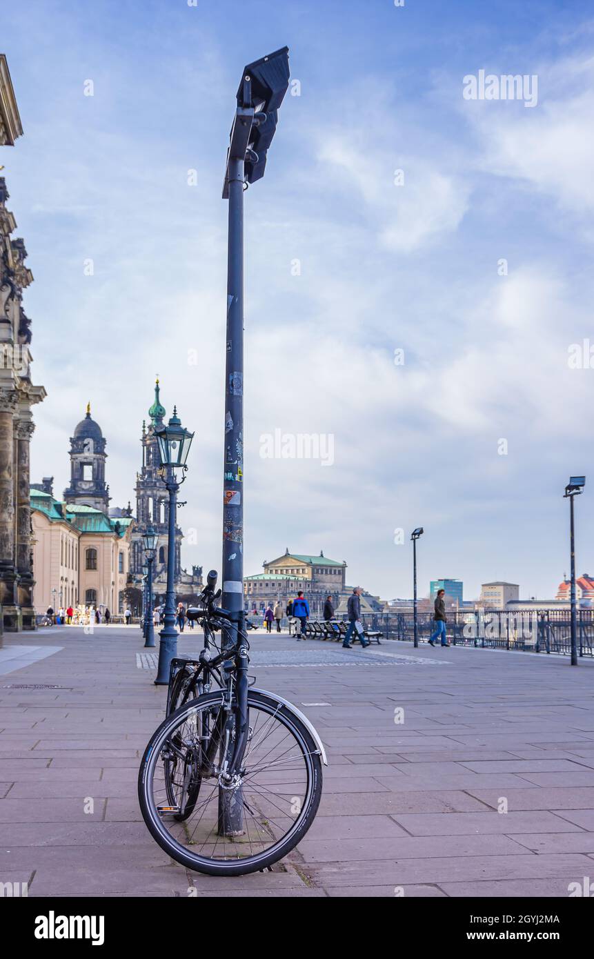 Dresda, Sassonia, Germania: Vista verso il basso Brühl Terrazza da est a ovest, mentre una bicicletta comune si appoggia bloccata ad un palo leggero. Foto Stock