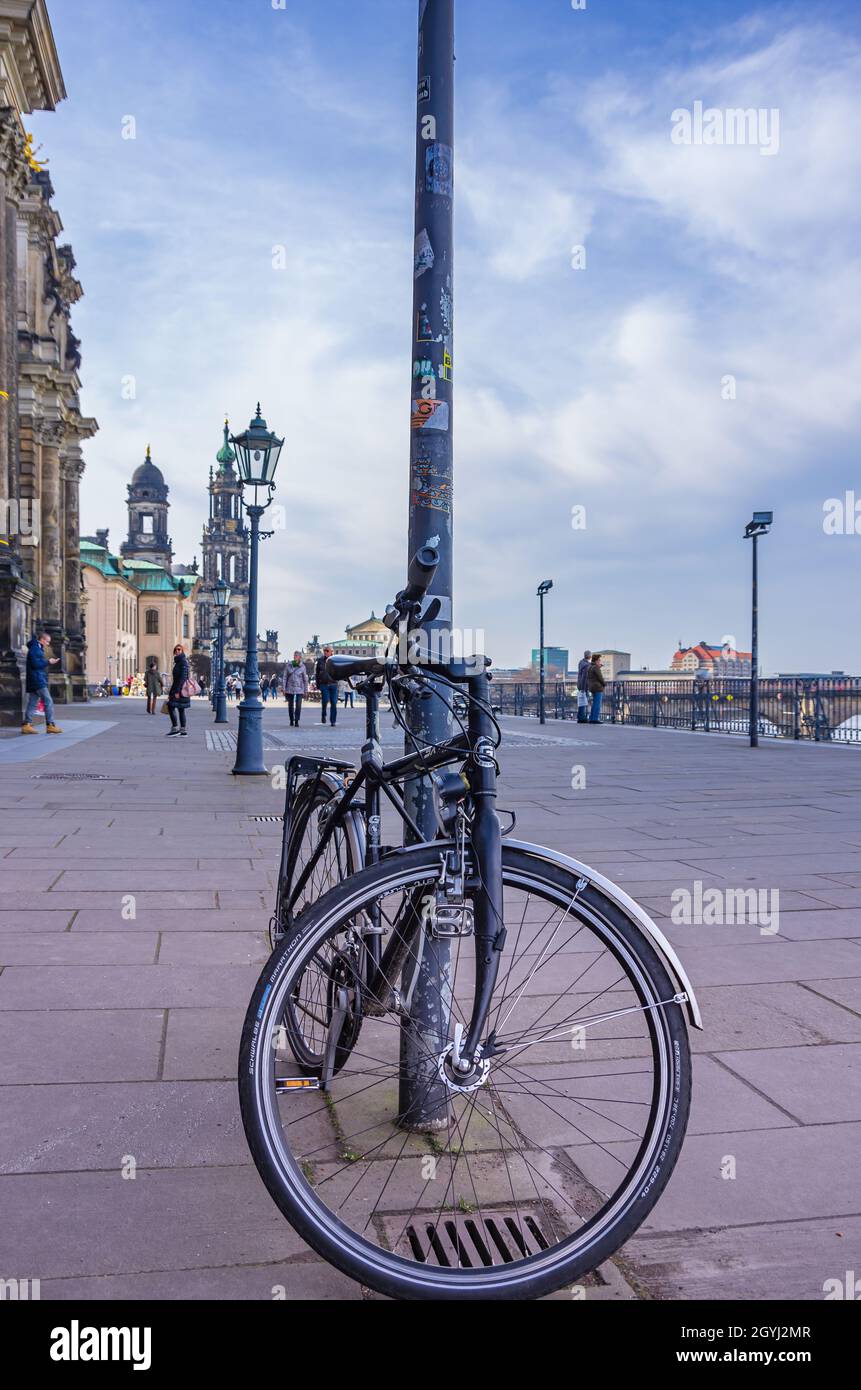 Dresda, Sassonia, Germania: Vista verso il basso Brühl Terrazza da est a ovest, mentre una bicicletta comune si appoggia bloccata ad un palo leggero. Foto Stock