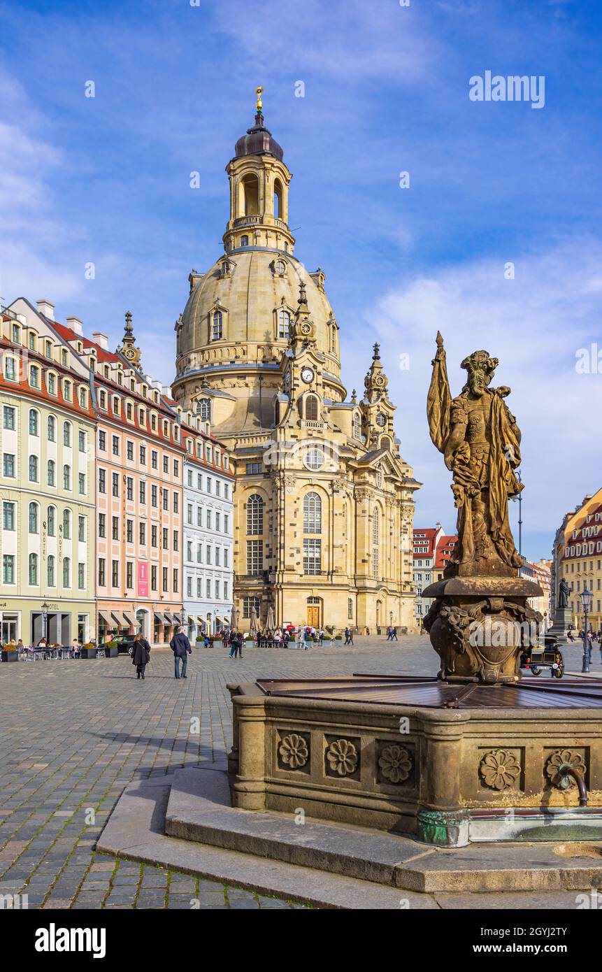 Dresda, Sassonia, Germania: Vista della Chiesa di Frauenkirche e della Fontana di Friedensbrunnen che si affaccia su Piazza Neumarkt come visto da Jüdenhof (Yard ebraico). Foto Stock