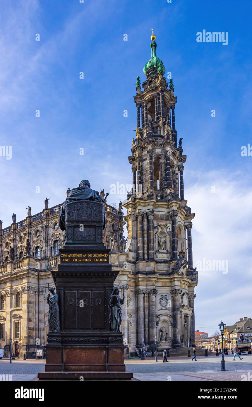 Dresda, Sassonia, Germania - 17 marzo 2015: La Cattedrale su Piazza Schlossplatz e di fronte al monumento in onore di Friedrich agosto I. Foto Stock