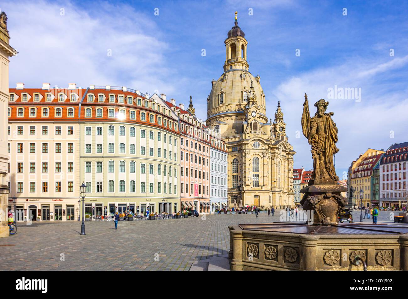 Dresda, Sassonia, Germania: Vista della Chiesa di Frauenkirche e della Fontana di Friedensbrunnen che si affaccia su Piazza Neumarkt come visto da Jüdenhof (Yard ebraico). Foto Stock