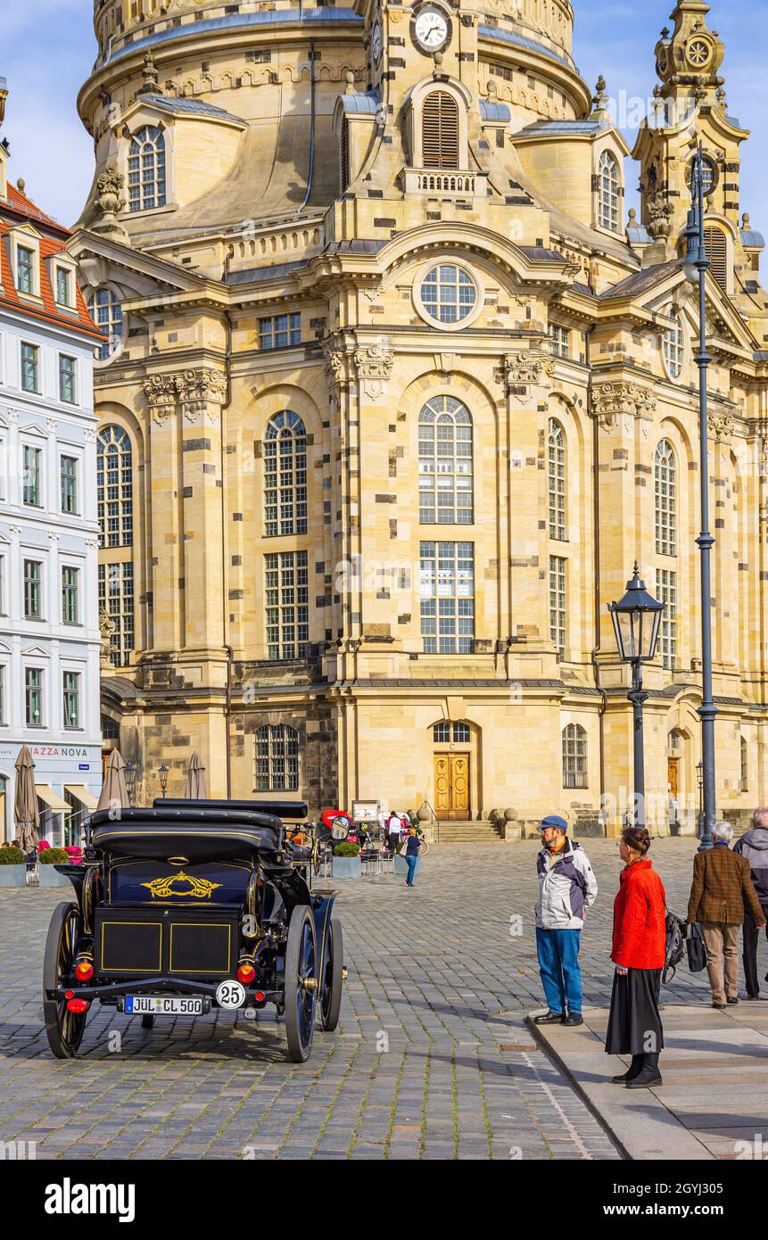 Dresda, Sassonia, Germania: I turisti si meravigliano davanti a un'auto elettrica per i tour della città in Piazza Neumarkt di fronte alla Chiesa Frauenkirche. Foto Stock