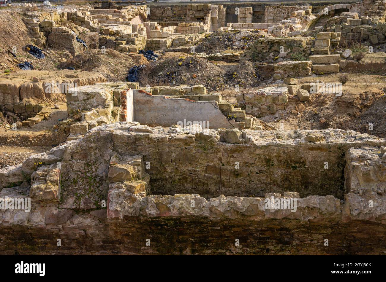 Un sito archeologico di Piazza Neumarkt ha rivelato resti di scantinati e piani inferiori di edifici residenziali storici. Foto Stock