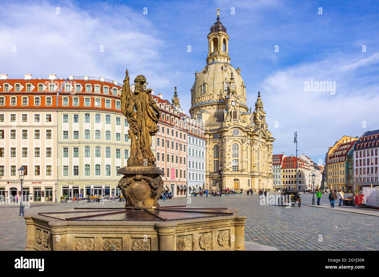 Dresda, Sassonia, Germania: Vista della Chiesa di Frauenkirche e della Fontana di Friedensbrunnen che si affaccia su Piazza Neumarkt come visto da Jüdenhof (Yard ebraico). Foto Stock