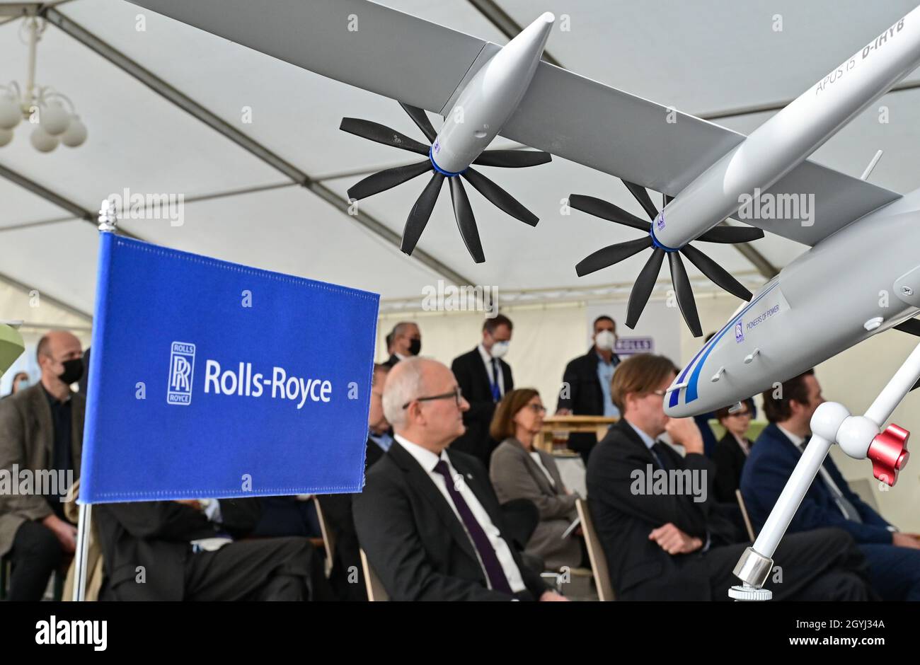 Cottbus, Germania. 08 ottobre 2021. Gli ospiti partecipano all'apertura del nuovo ufficio di sviluppo della Rolls-Royce Germania. Rolls-Royce intende promuovere la ricerca e lo sviluppo di sistemi di propulsione ibridi-elettrici per la prossima generazione di aviazione a Brandeburgo. Credit: Patrick Pleul/dpa-Zentralbild/dpa/Alamy Live News Foto Stock