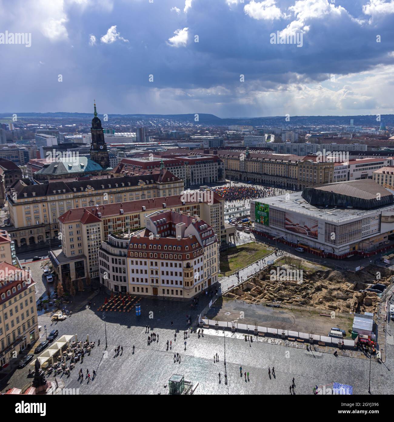 Dresda, Sassonia, Germania: Vista dall'alto di uno scavo archeologico in Piazza Neumarkt dietro Kulturpalast (Palazzo della Cultura). Foto Stock