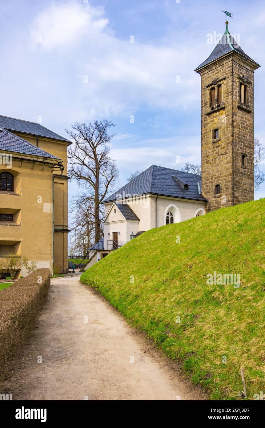 Fortezza di Königstein, Sassonia, Germania: Vista sui pozzi di ventilazione della rivista War Powder verso la chiesa di Magdalenenburg e della prigione. Foto Stock