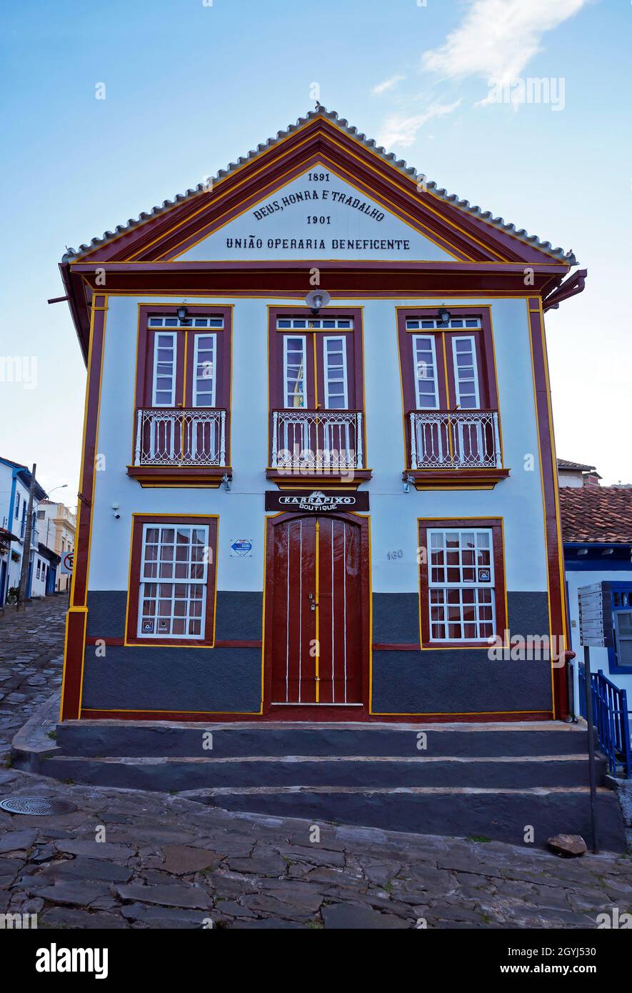 DIAMANTINA, MINAS GERAIS, BRASILE - 20 GENNAIO 2019: Facciata coloniale nel centro storico Foto Stock