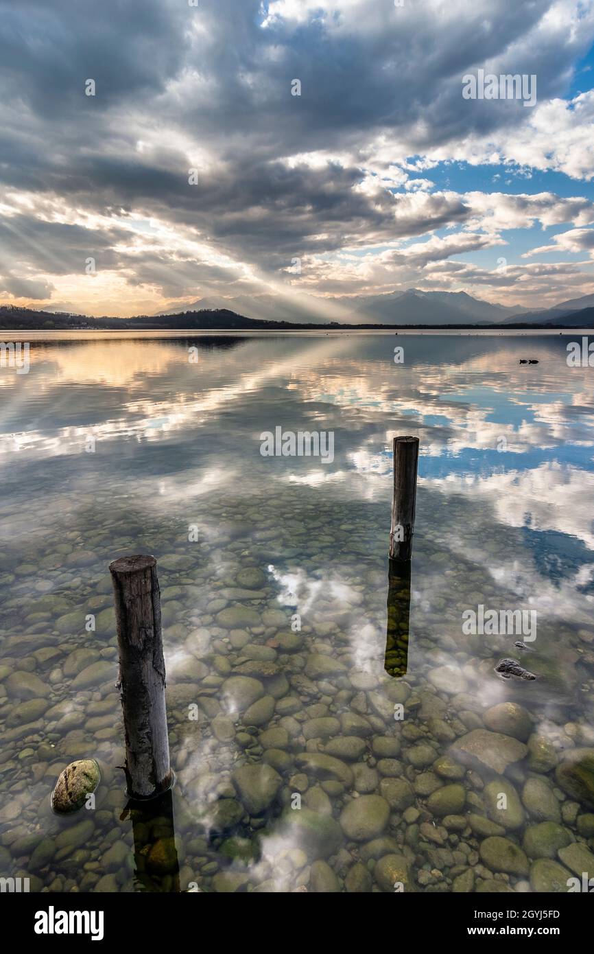 Una vista rilassante e tranquilla al tramonto sul Lago di Viverone, uno dei tanti laghi glaciali che si trovano nella pianura ai piedi delle Alpi. Foto Stock