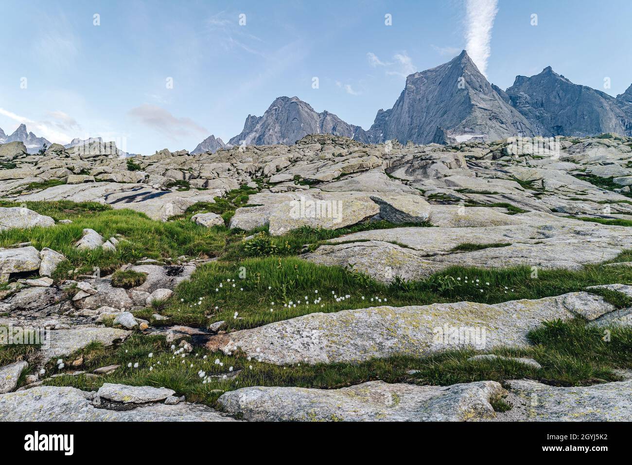 Piz Badile (Pizzo Badile), alta vetta granita alpina in estate Foto Stock