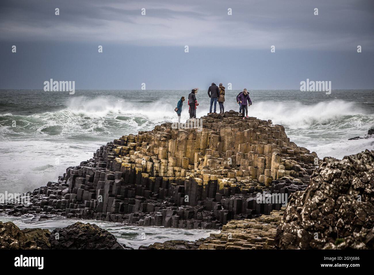 Il Selciato del gigante è un'area di circa 40,000 colonne di basalto interbloccanti, situate nella contea di Antrim sulla costa settentrionale dell'Irlanda del Nord. Foto Stock